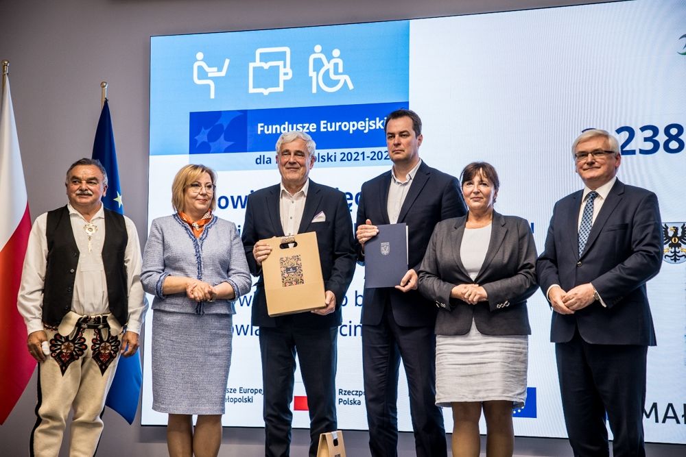 Starosta wraz z dyrektorem urzędu pracy w Oświęcimiu wraz z gospodarzami uroczystości wręczenia umów na aktywizację osób niepełnosprawnych