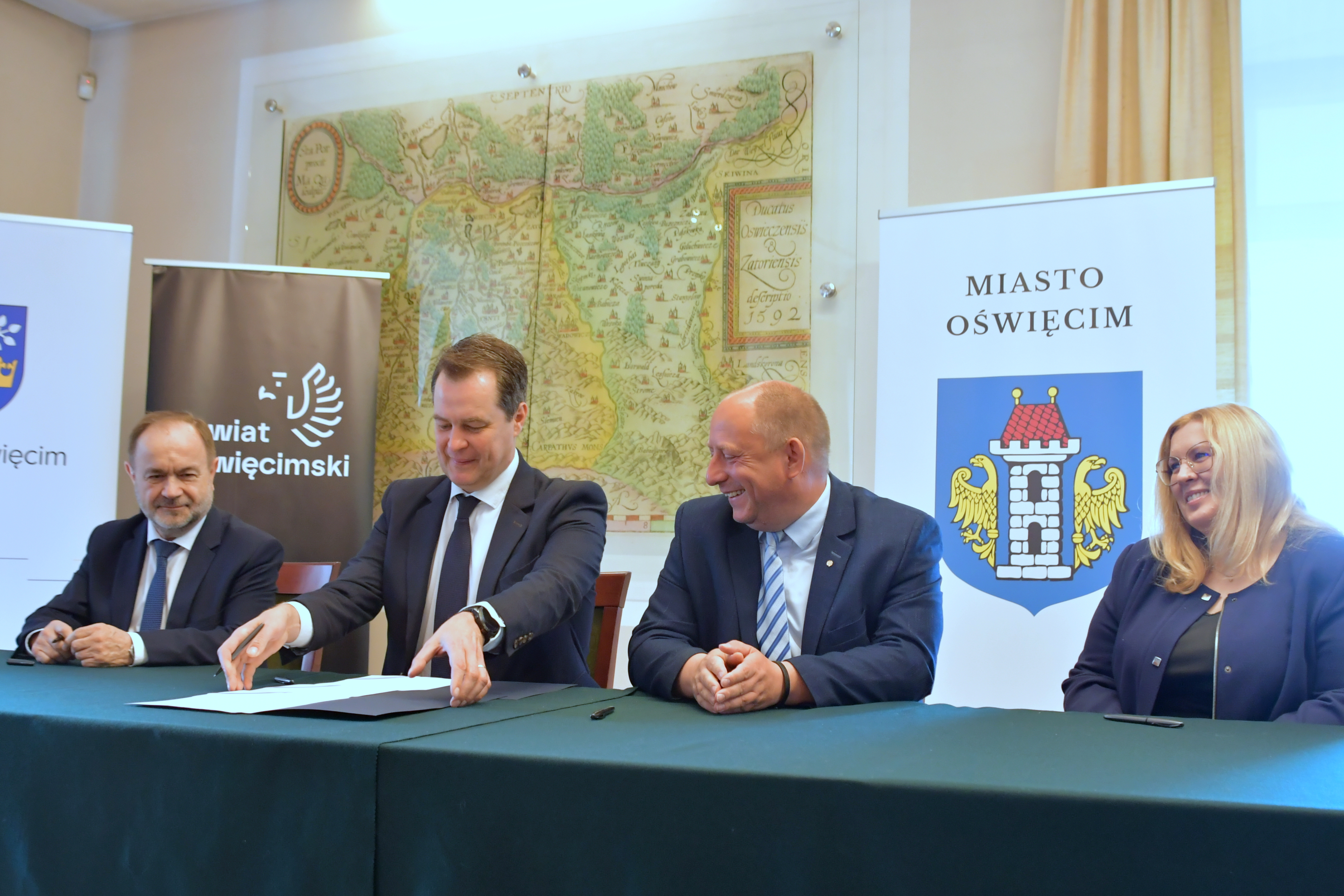 Włodarze Powiatu i wojewoda podczas podpisania umowy