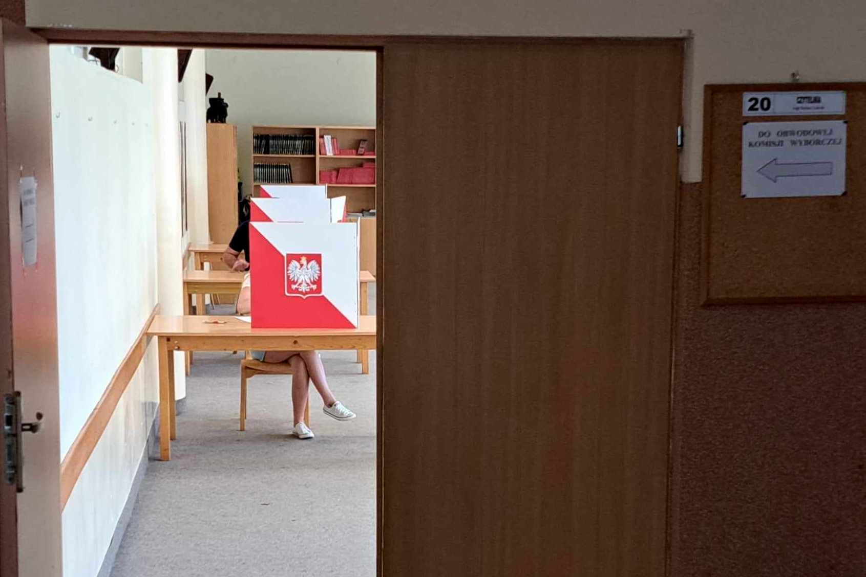 widok na lokal wyborczy z zewnątrz