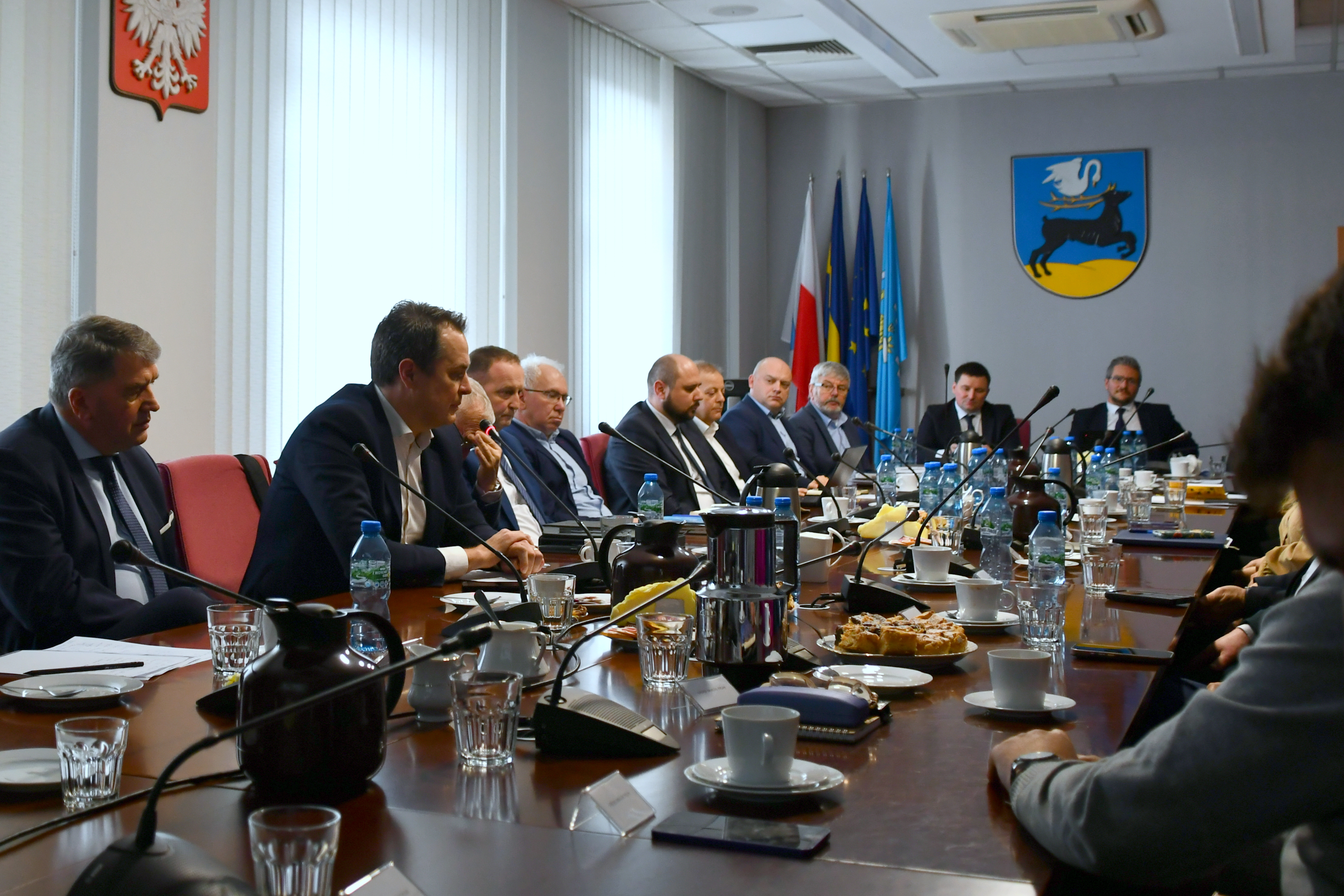 Spotkanie w bieruńskim magistracie. Głos zabiera starosta oświęcimski