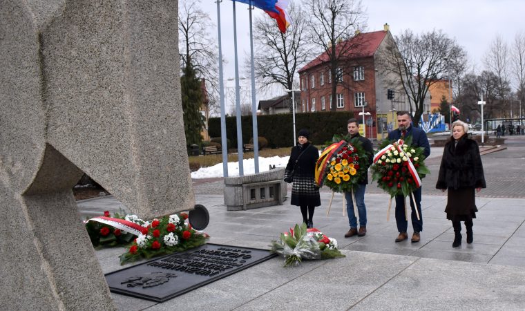 Złożenie kwiatów przez władze powiatu