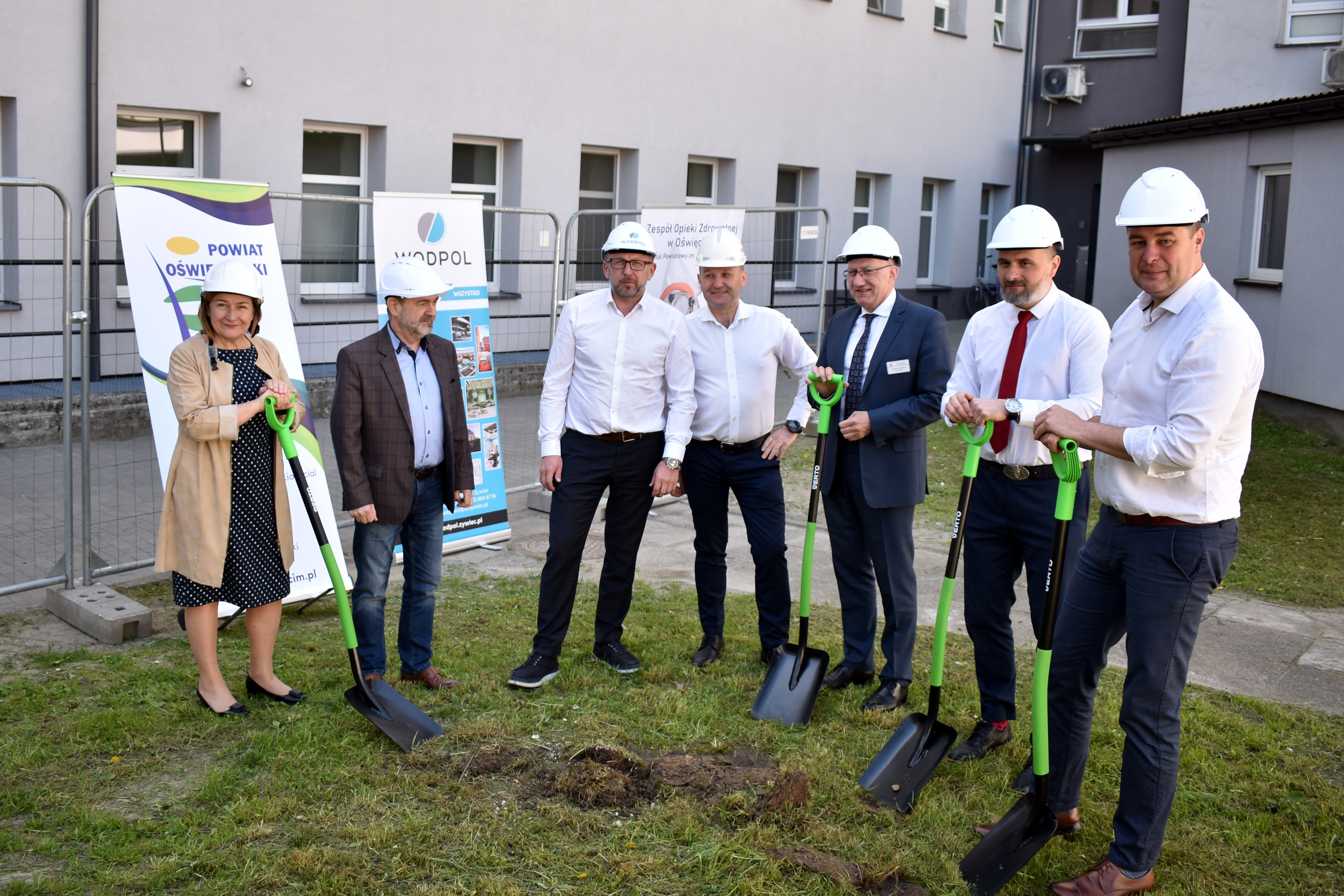 Na zdjęciu symboliczne wbicie łopat pod budowę centrum diagnostycznego w Oświęcimiu przez zarząd powiatu, dyrektora szpitala, wykonawcę i posła.