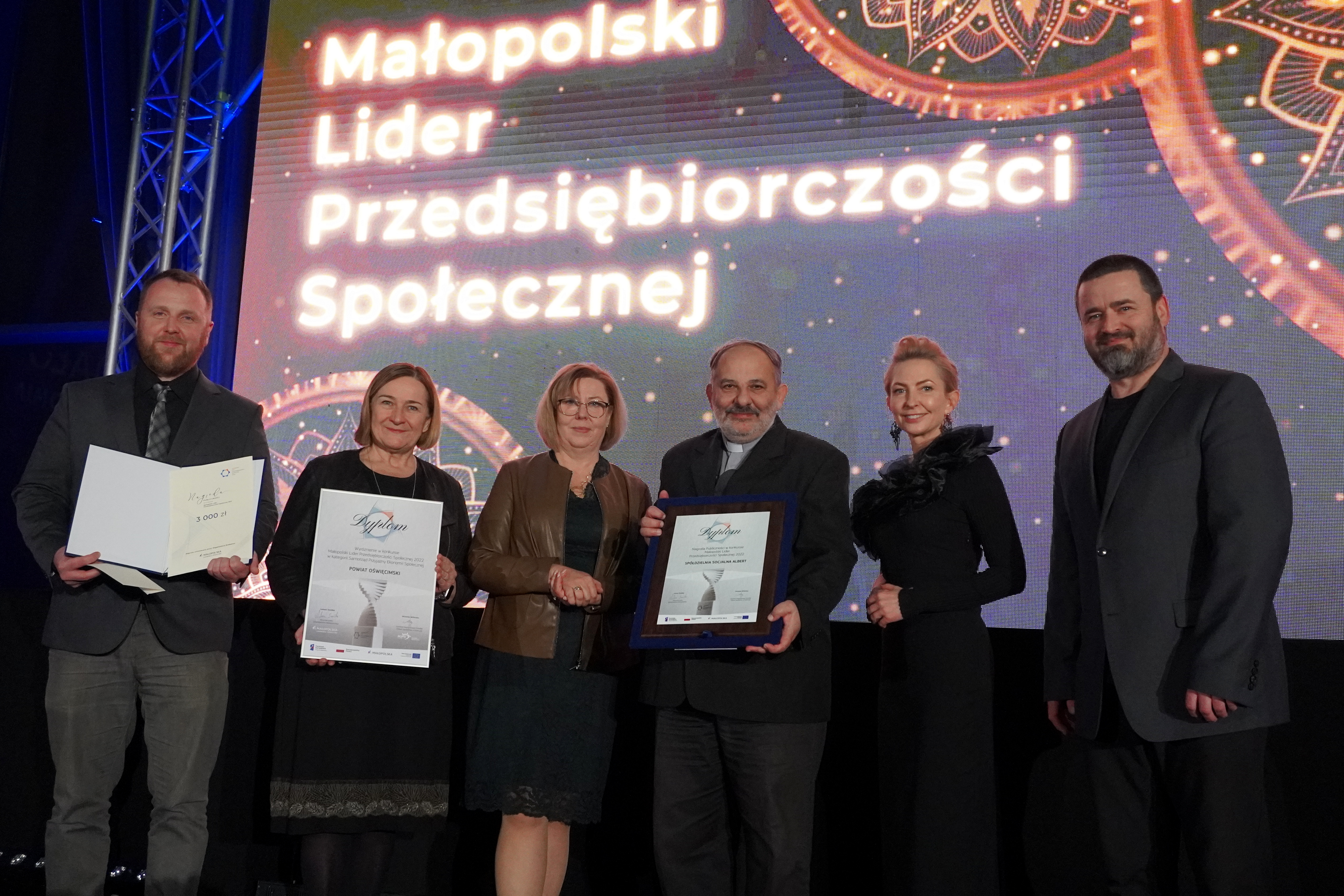 Pamiątkowe zdjęcie laureatów konkursu Małopolski lider przedsiębiorczości społecznej.