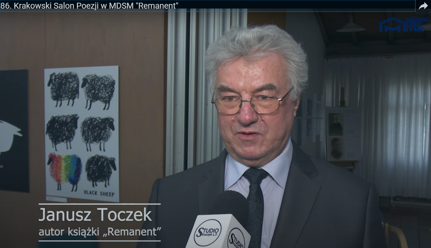 Kadr z relacji filmowej o premierze książki "Remanent". Na zdjęciu widać autora publikacji na tle scenerii Domu Spotkań w Oświęcimiu