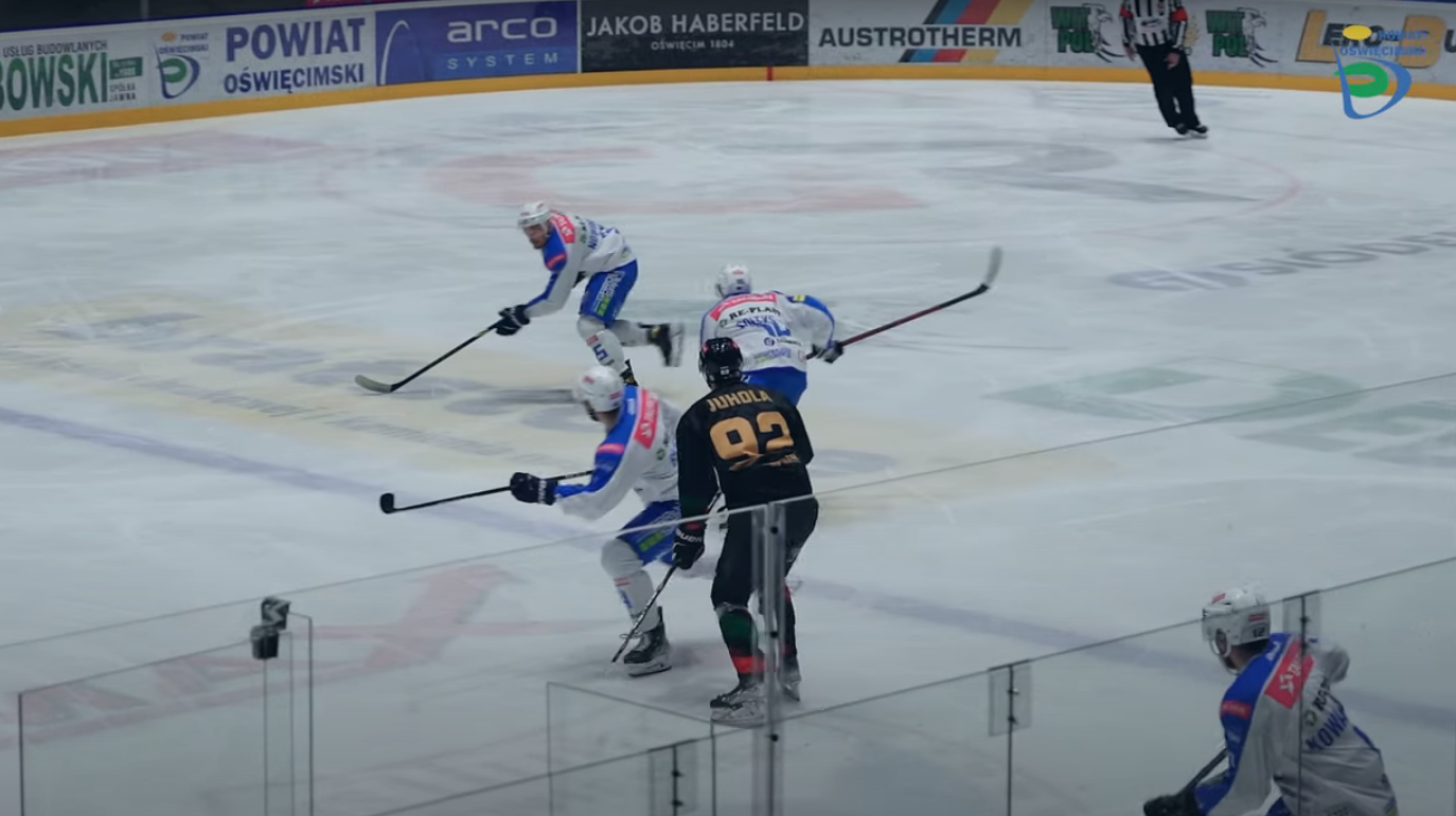Kadr z meczu hokejowego w Oświęcimiu pomiędzy Unią a GKS Tychy