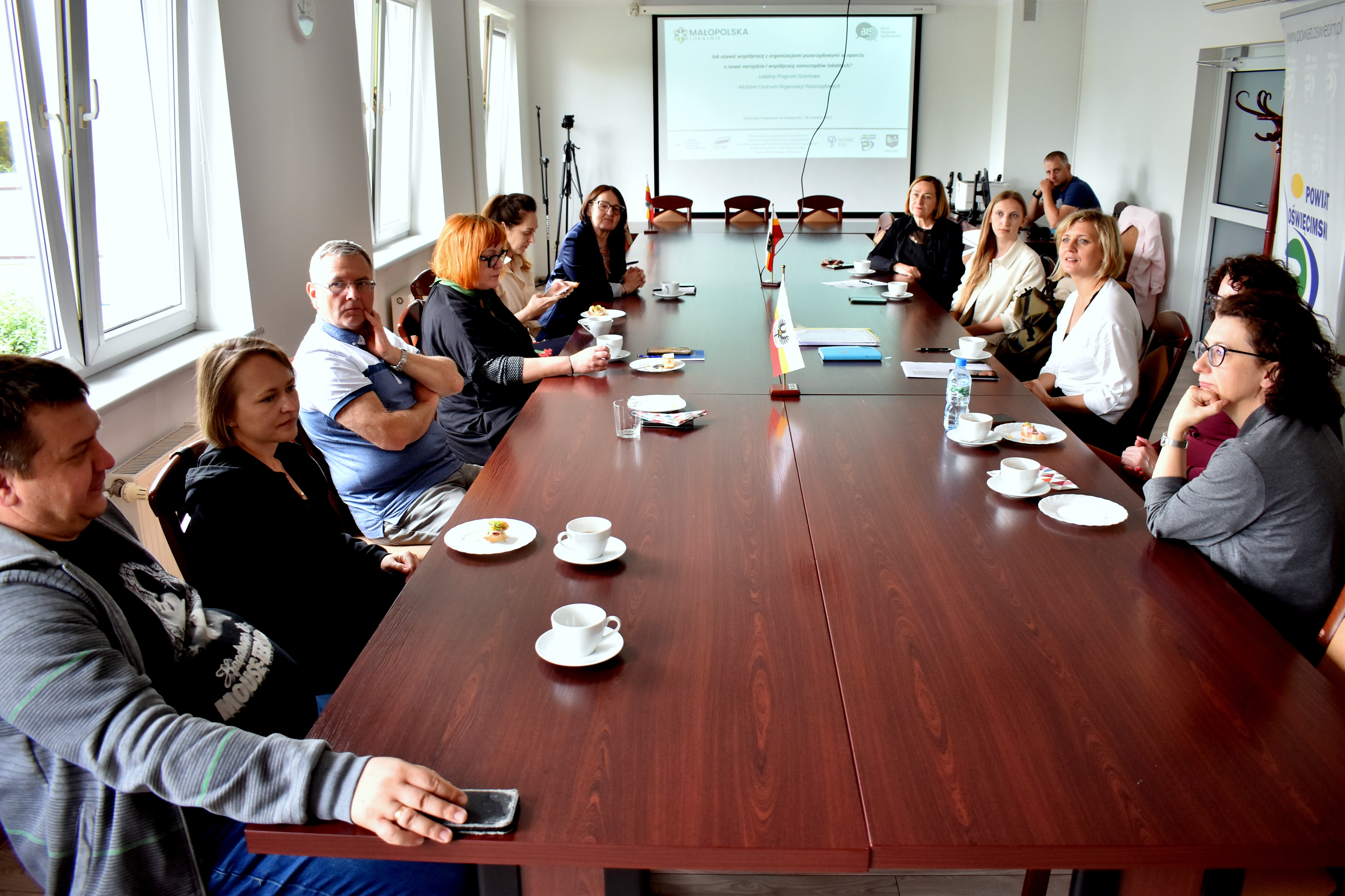 Na zdjęciu dyskusja przedstawiciele organizacji pozarządowych z władzami Powiatu