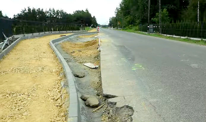 Fragment modernizowanej drogi powiatowej w Brzezince wraz z zatoką autobusową.