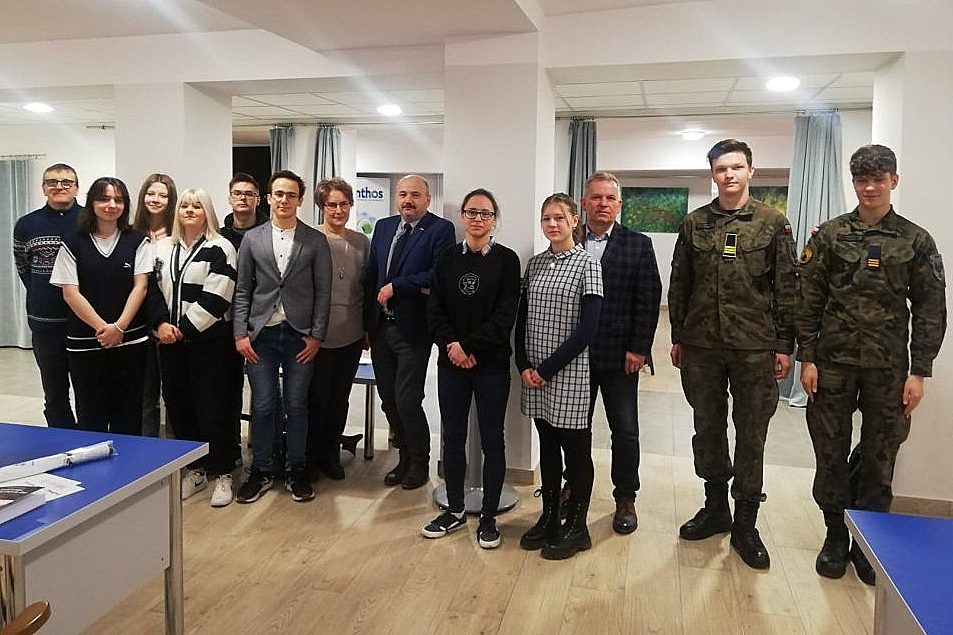 Na pamiątkowym zdjęciu laureaci i organizatorzy powiatowego konkursu wiedzy o Armii Krajowej.