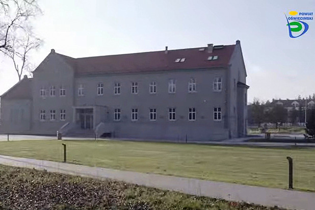 Kadr z filmu, na którym widać siedzibę Muzeum Pamięci Mieszkańców Ziemi Oświęcimskiej w Oświęcimiu.