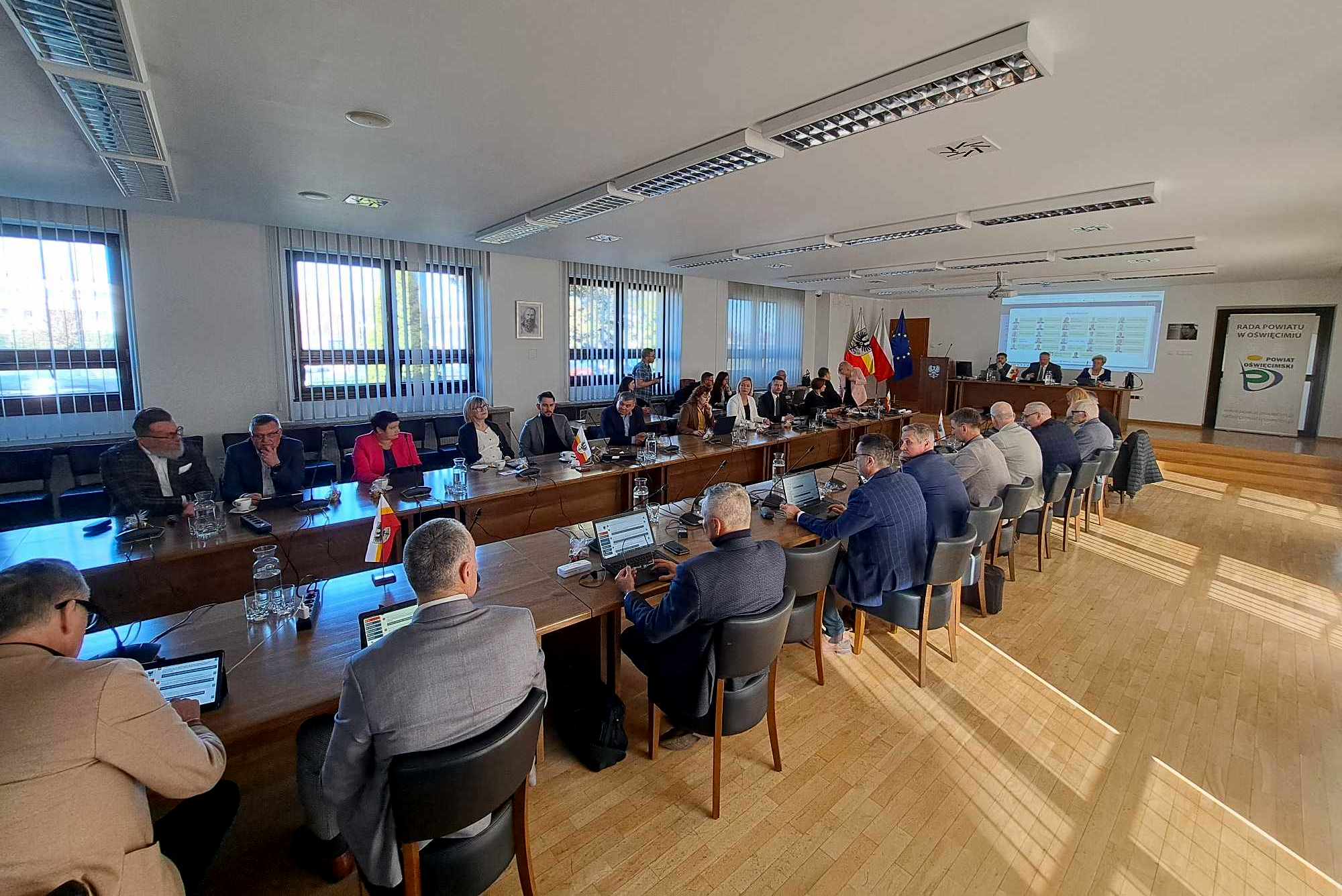 Obrady radnych na sesji Rady Powiatu w Oświęcimiu