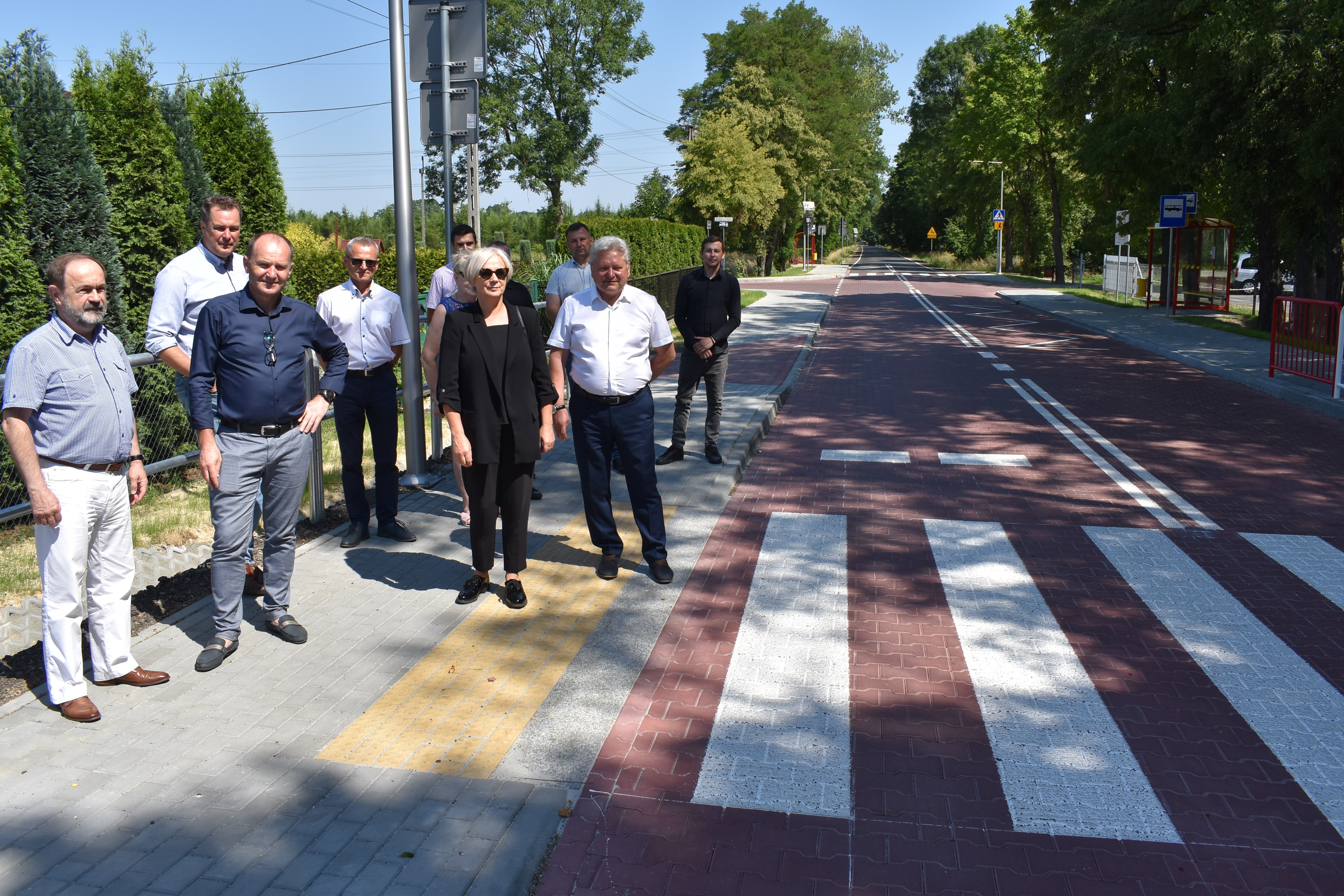 Na oddanej do użytku po modernizacju ulicy Nadwiślańskiej w Bobrku stoją włodarze powiatu, gminy Chełmek oraz parlamentarzyści i mieszkańcy Bobrka.