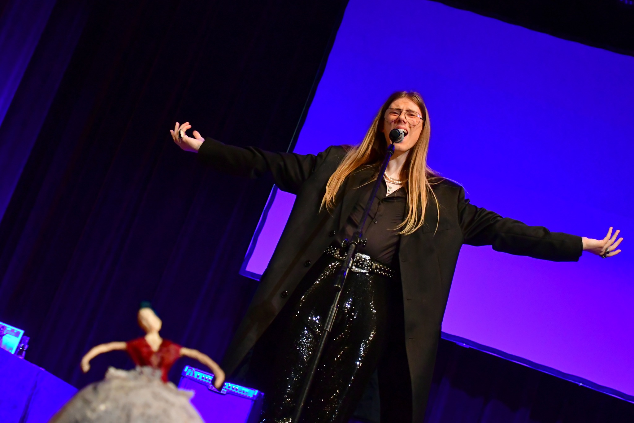 Na scenie OCK śpiewa jeden z laureatów Festiwalu