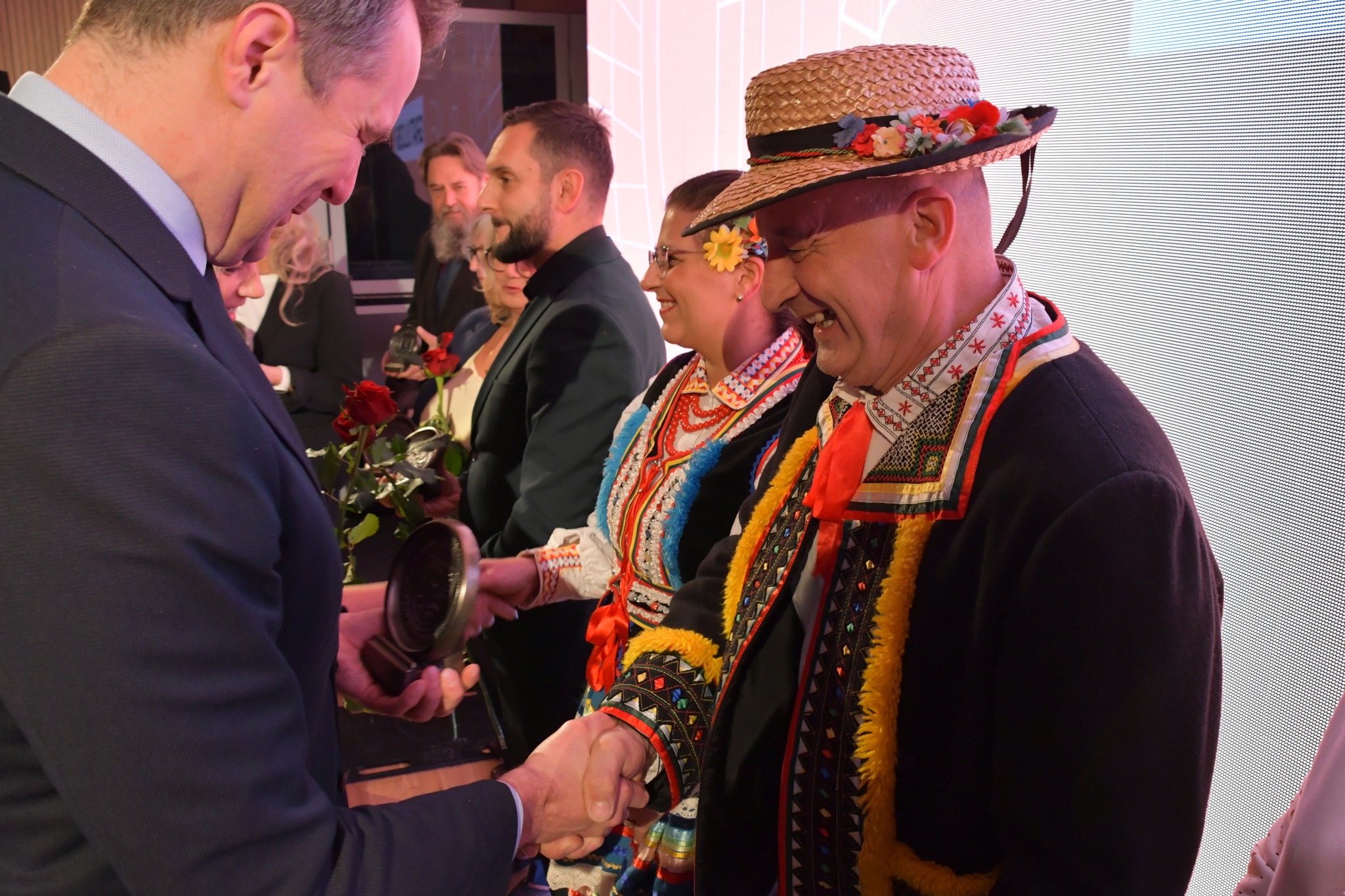 Starosta wręcza nagrodę zarządu przedstawicielowi zespołu z Osieka