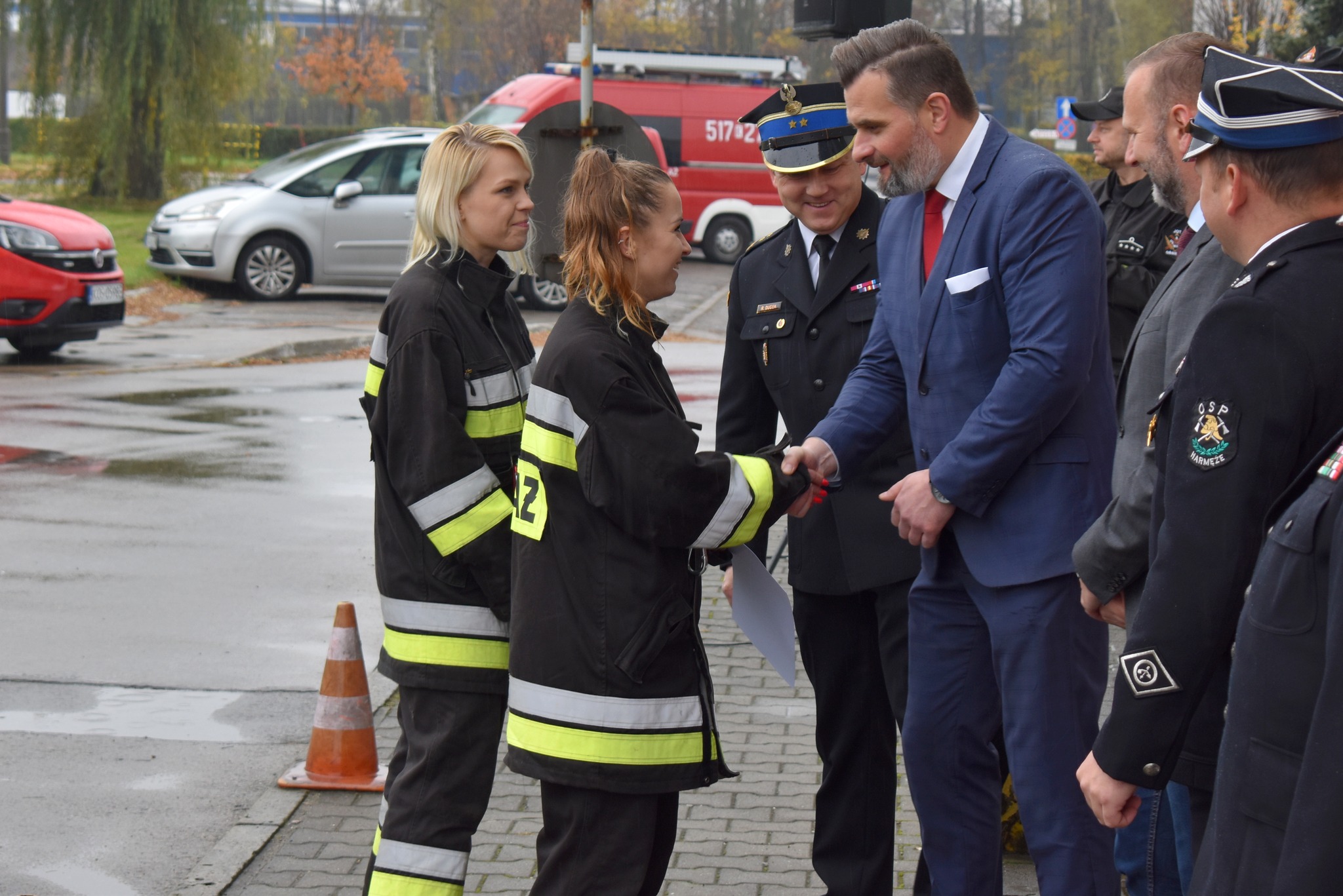 Wicestarosta nagradza jedną z ekip.