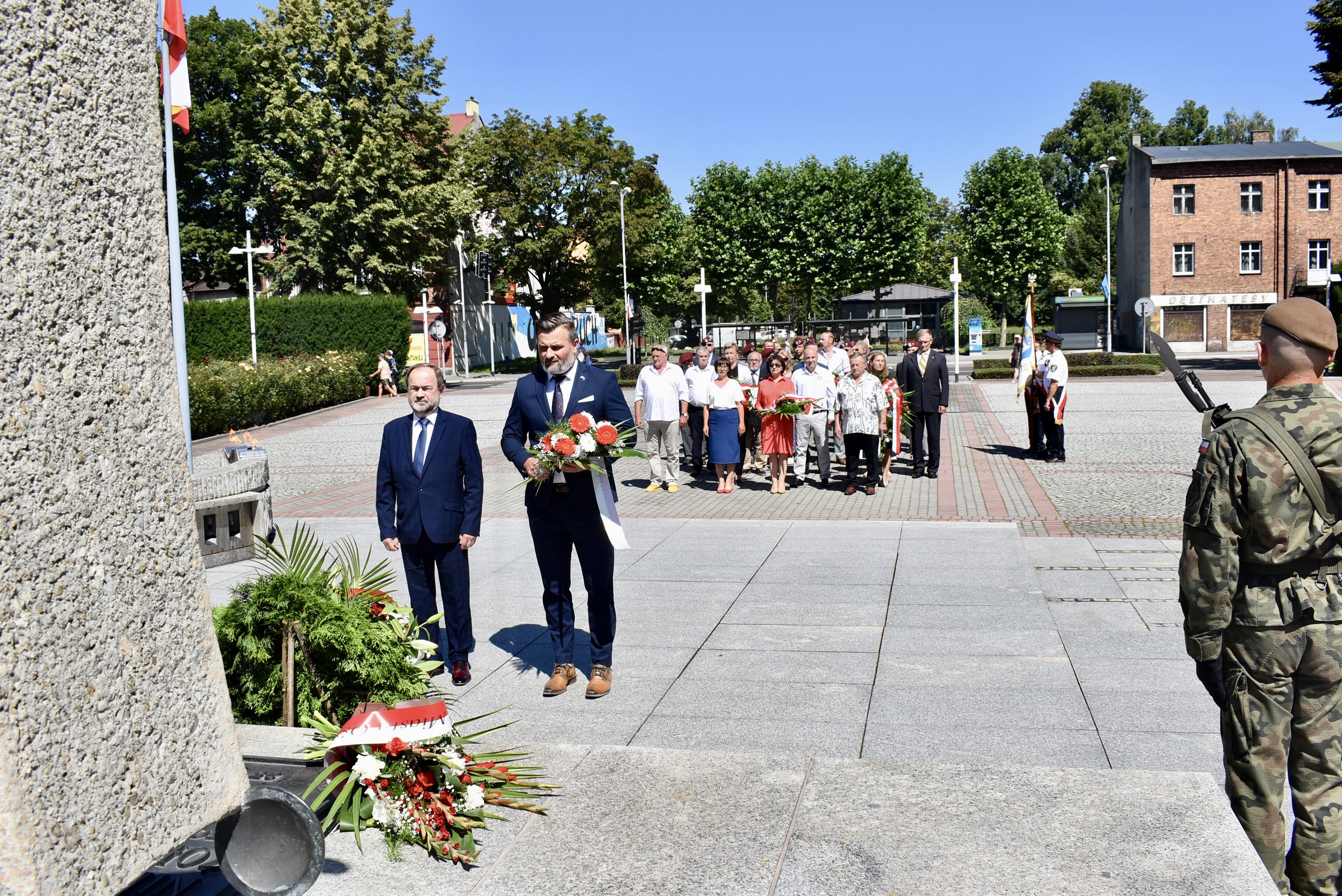 Złożenie kwiatów pod pomnikiem 