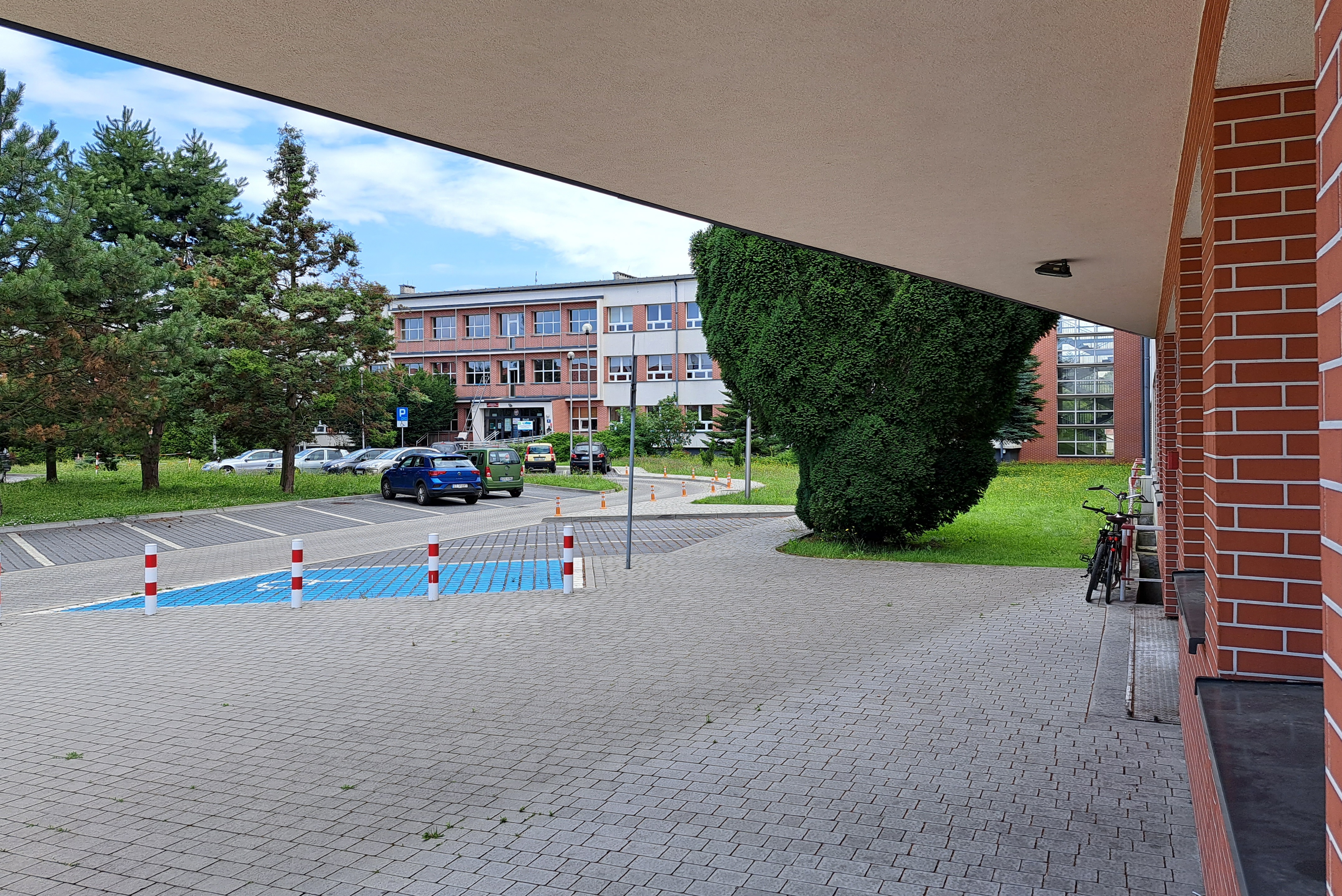 Widok na główny budynek powiatowego Chemika od strony skrzydła placówki