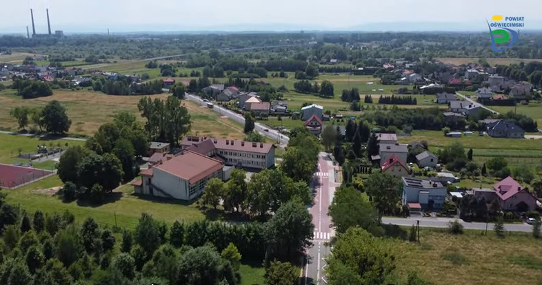 Widok z lotu ptaka na zmodernizowaną drogę powiatową ulicę Nadwiślańską w Bobrku.