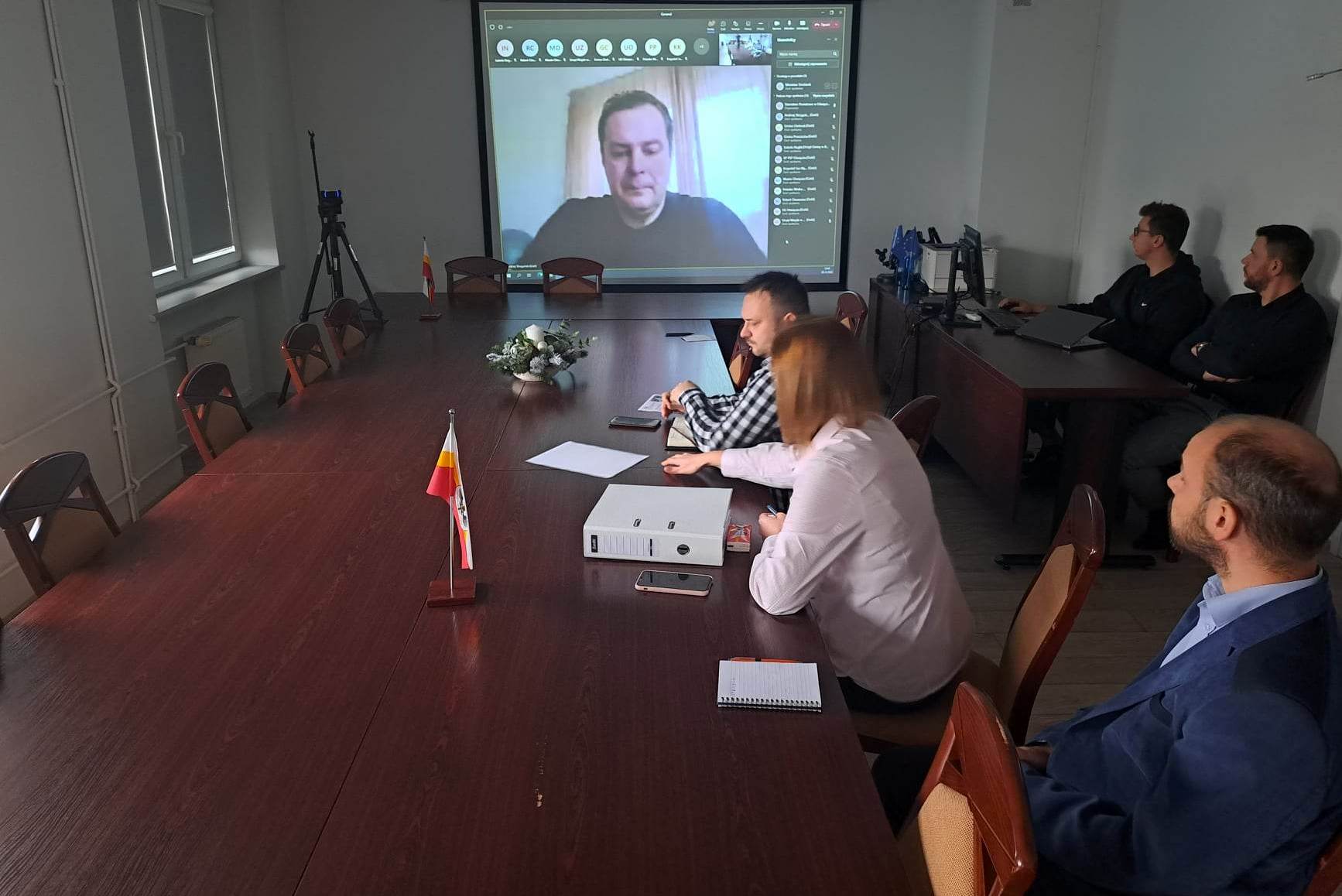 Na zdjęciu obrady online Powiatowego Zespołu Zarządzania Kryzysowego w siedzibie starostwa.