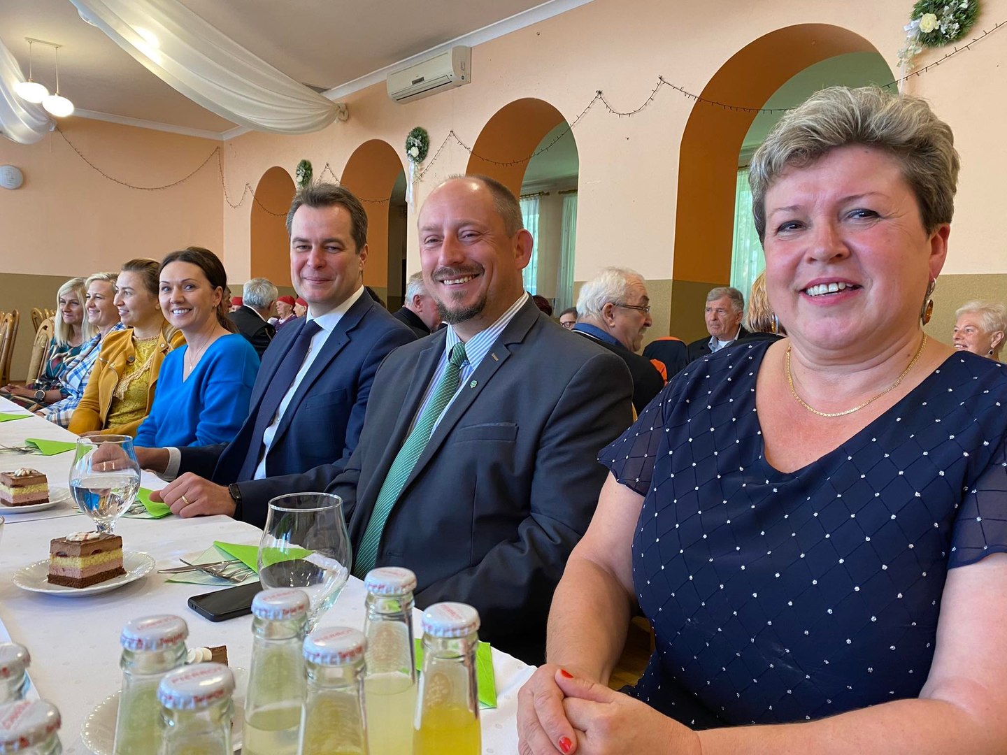 Na zdjęciu uśmiechający się włodarze Kęt i Powiatu Oświęcimskiego oraz inni uczestnicy spotkania.