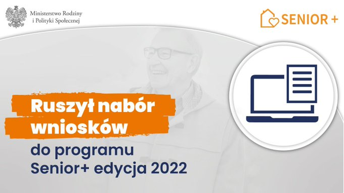 Plakat informujący o rozpoczęciu naborów do programu senior plus edycja 2022. Pośrodku zdjęcie osoby w okularach.