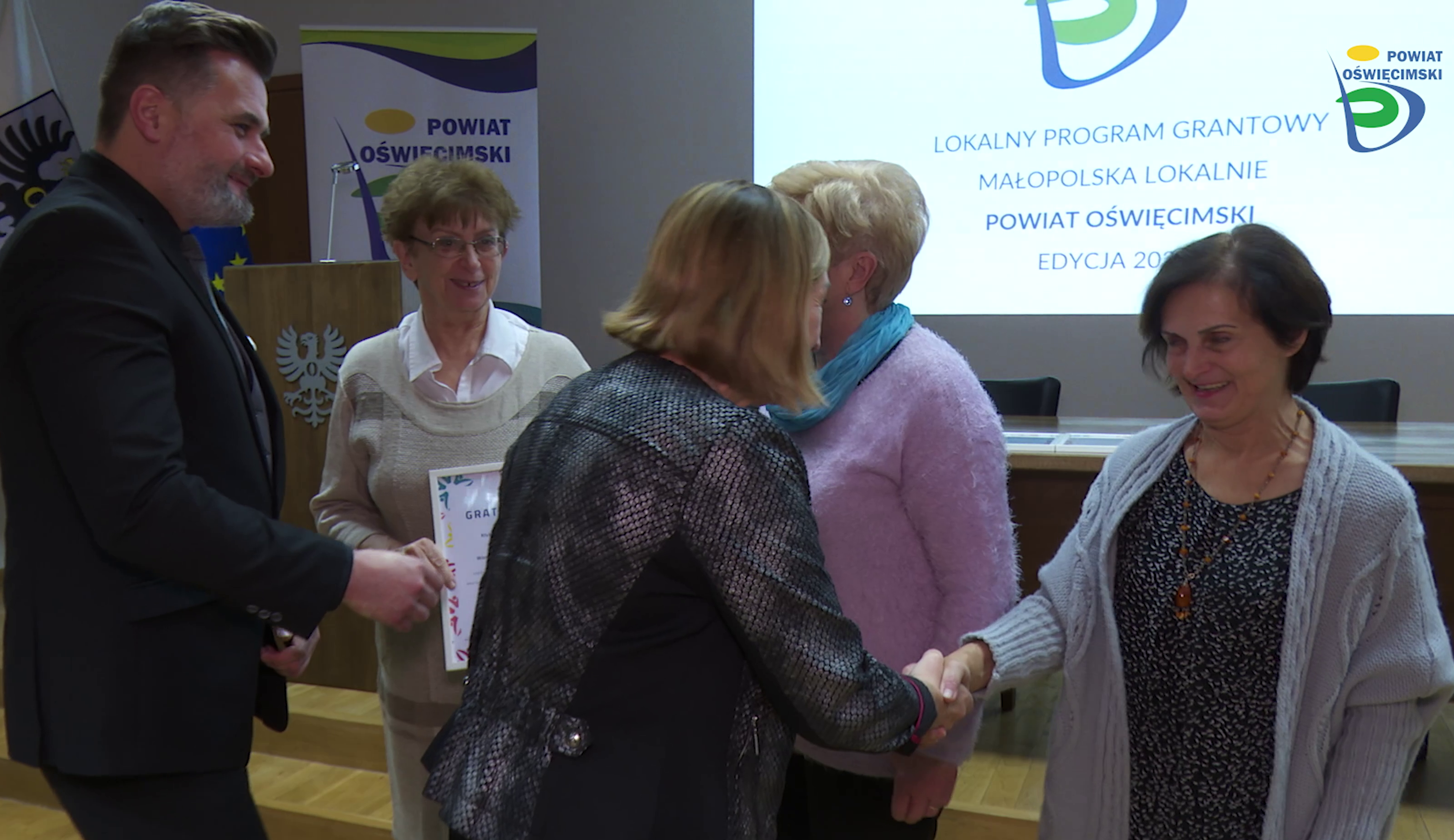 Na zdjęciu wicestarosta i członkini zarządu dziękują seniorkom z Gminy Oświęcim.