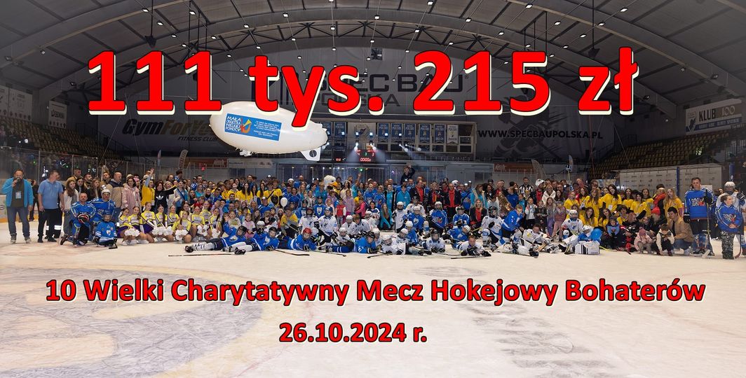 Pamiątkowe zdjęcie uczestników meczu charytatywnego na oświęcimskim lodowisku