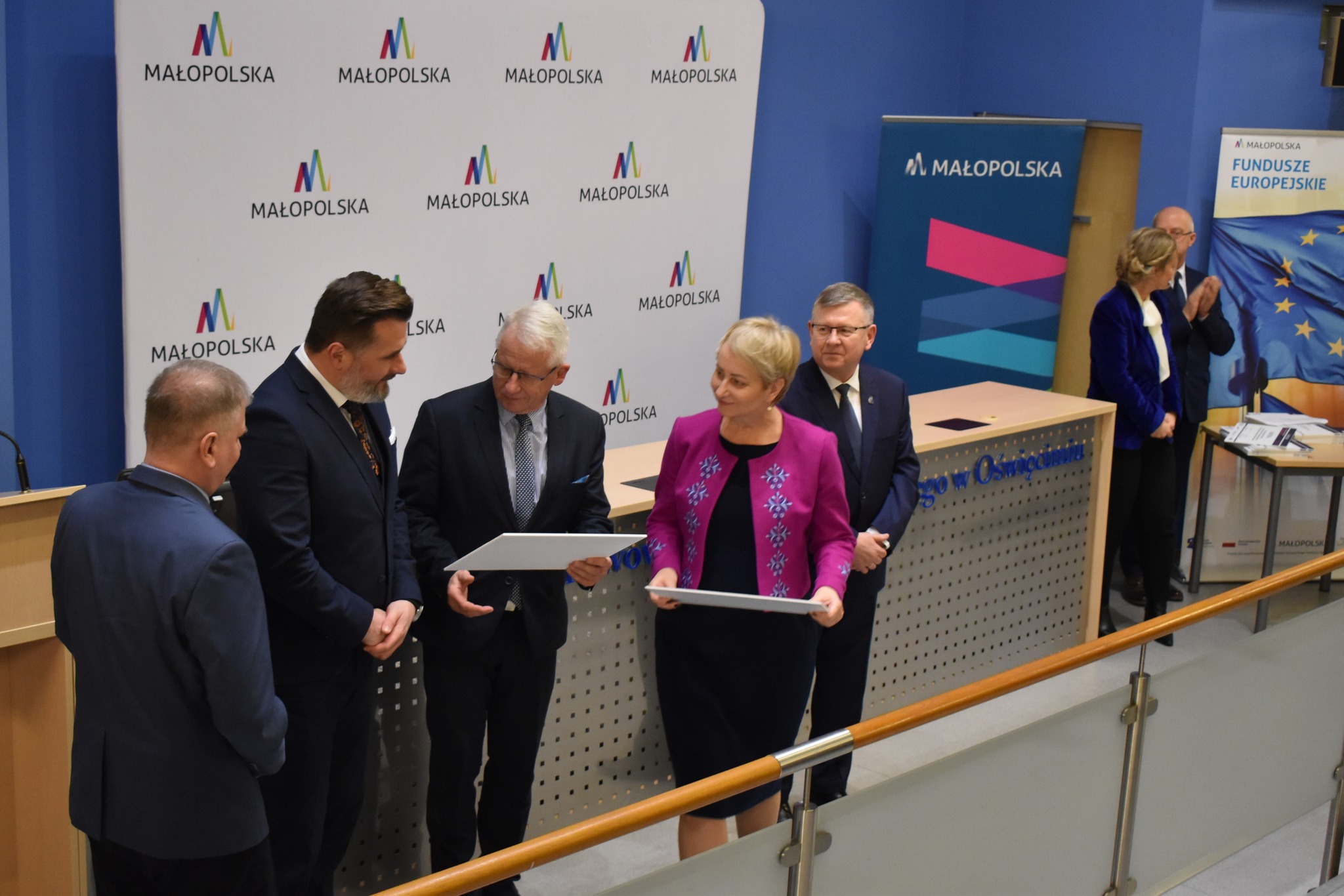 Włodarze Powiatu i Małopolski podczas wręczenia promes na pomoc dla szkół.