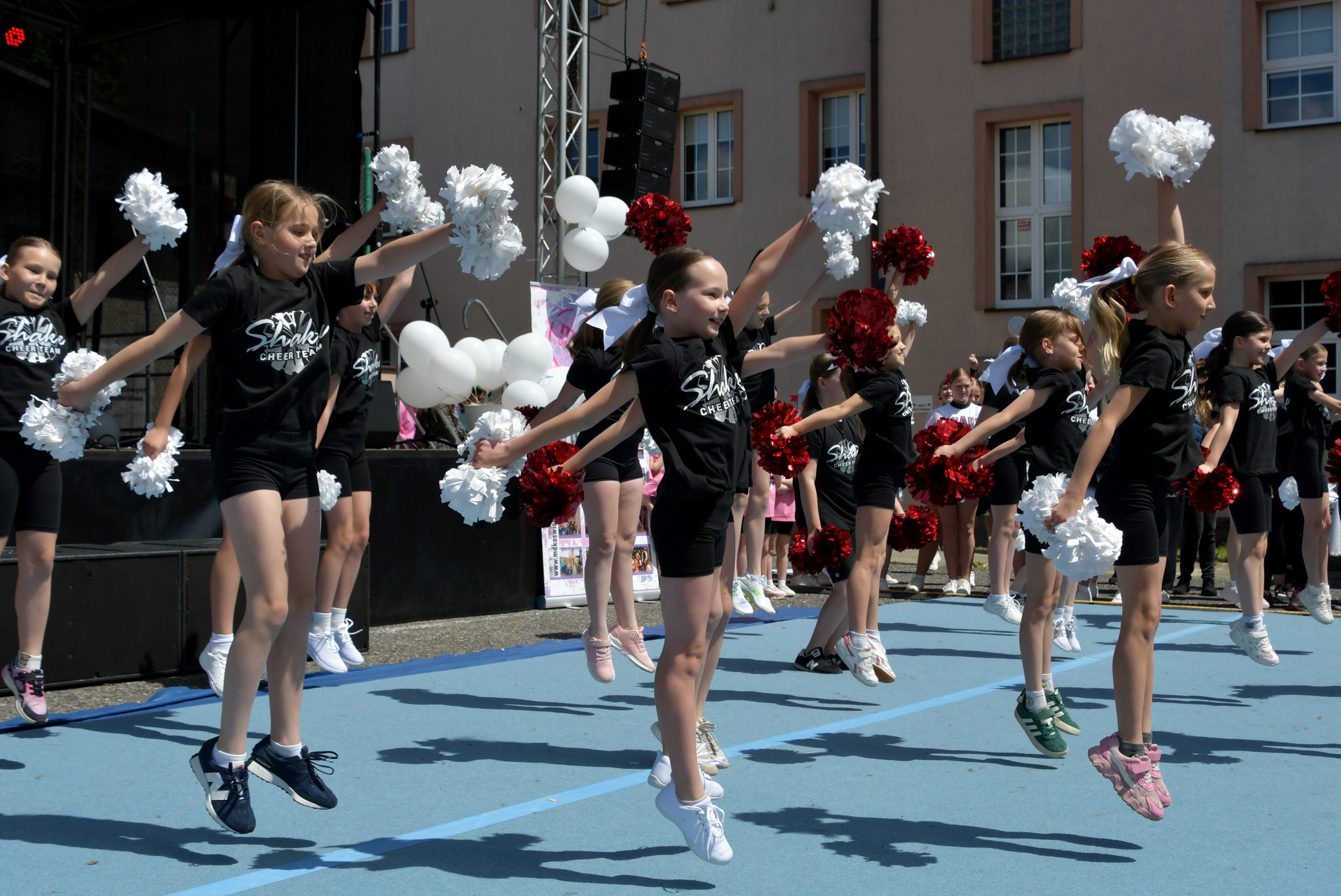 Występ cheerleaderek z MDK na imprezie urodzinowej placówki 