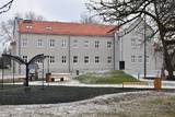 Bryła budynku Muzeum Pamięci Mieszkańców Ziemi Oświęcimskiej