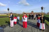 Uczestnicy Drogi Krzyżowej na terenie byłego obozu zagłady Birkenau.