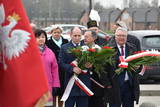 Delegacje uczestniczące w uroczystości upamiętniającej wysiedlonych 81 lat temu w Brzezince.