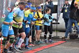 Start zawodników nordic walking na ulicy w centrum Brzeszcz.