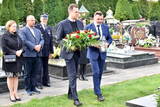 Starosta Andrzej Skrzypiński i wicestarosta Paweł Kobielusz składają kwiaty na grobie śp. Marcina Niedzieli.