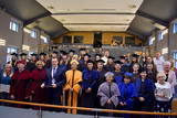 Pamiątkowe zdjęcie absolwentów, władz uczelni i zaproszonych gości.