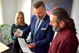 Prezentacja płyty Weroeny. Od lewej: Weronika Boińska, wicestarosta Paweł Kobielusz i Marcin Boiński.