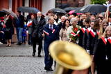 Parada patriotyczna przechodzi przez oświęcimski rynek