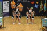 Występ cheerleaderek Shake na scenie Domu Ludowego w Grojcu.