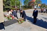 Uczestnicy uroczystości pierwszomajowych na placu Kościuszki składają kwiaty
