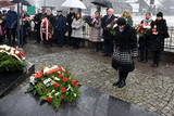 Składanie wieńców na płycie grobu upamiętniającego ofiary Marszu Śmierci.