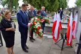 Wiązanki kwiatów składająi hołd oddają delegacje samorządowców.