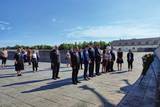 Polska i niemiecka delegacja przy pomniku w Miejscu Pamięci Dachau