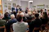 Uczestnicy spotkania promującego książkę o Księstwie Oświęcimskim.