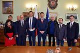 Uczestnicy uroczystości podpisania umowy na modernizację drogi w Łowiczkach.