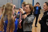 Teresa Jankowska z zarządu powiatu zawiesza medal jeden z uczestniczek turnieju.