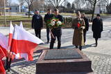 Hołd oddany Witoldowi Pileckiemu przed obeliskiem poświęconym tej wyjątkowej postaci