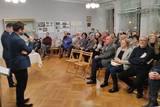 Uczestnicy spotkania promującego książkę o Księstwie Oświęcimskim.