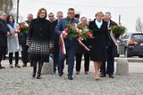 Hołd wysiedlonym 81 lat temu składa delegacja Powiatu Oświęcimskiego.