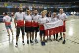 Polscy zawodnicy z biało-czerwoną flagą w hali w Zagrzebiu.