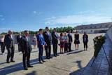 Polska oraz niemiecka delegacja przed pomnikiem w KZ Dachau