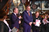 Przemawiający do zebranych burmistrz Zatora,